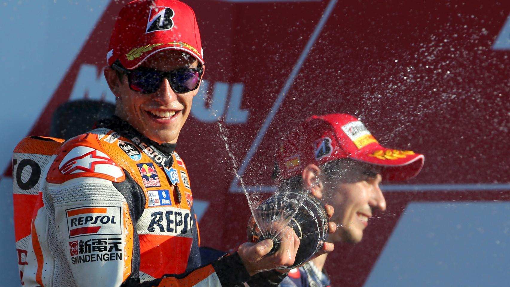 Pedrosa lanza champagne con Lorenzo alfondo.