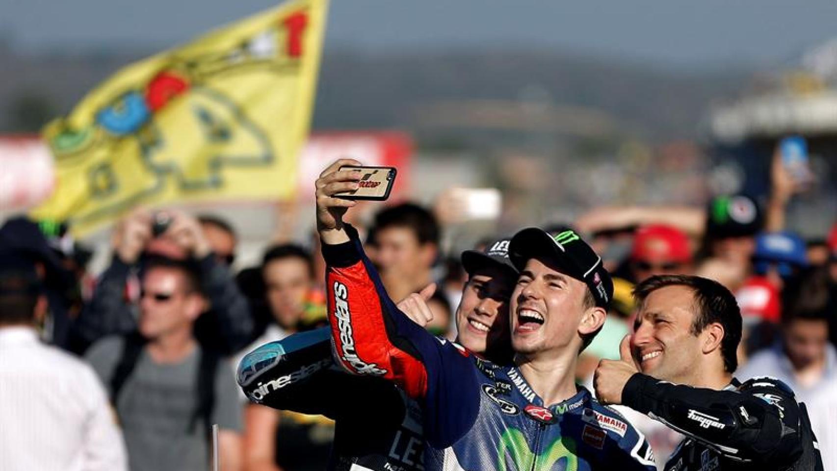 Los campeones de las tres categorías posan para un selfie.
