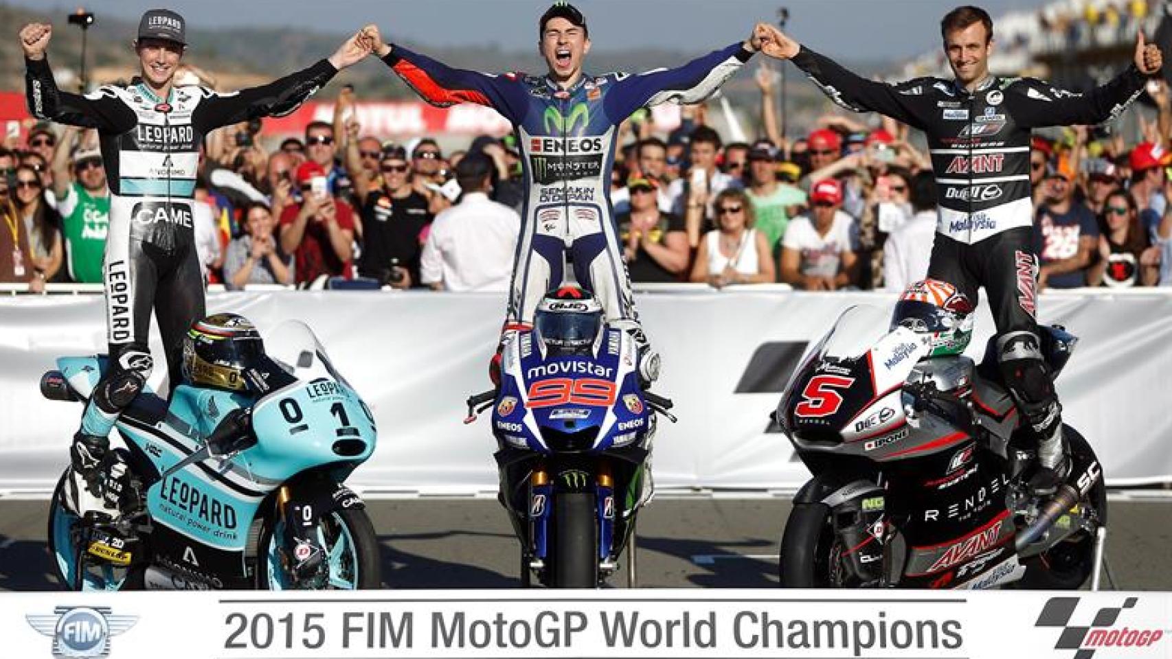 Los campeones de las tres categorías posan juntos. Kent, Lorenzo y Zarco.