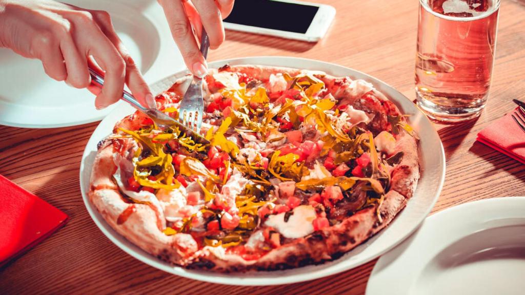 ¿Es de mala educación utilizar el móvil en la mesa?