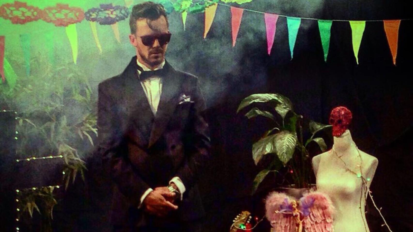 Aldo Comas en el videoclip 'For Us' de su grupo San León.