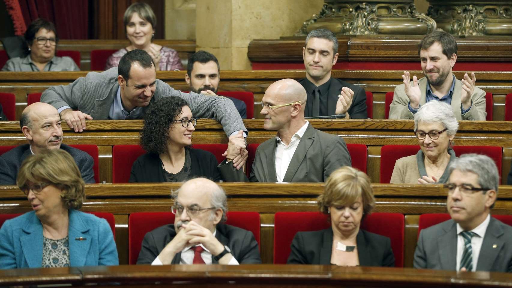 Raül Romeva es felicitado tras su intervención en el Parlament