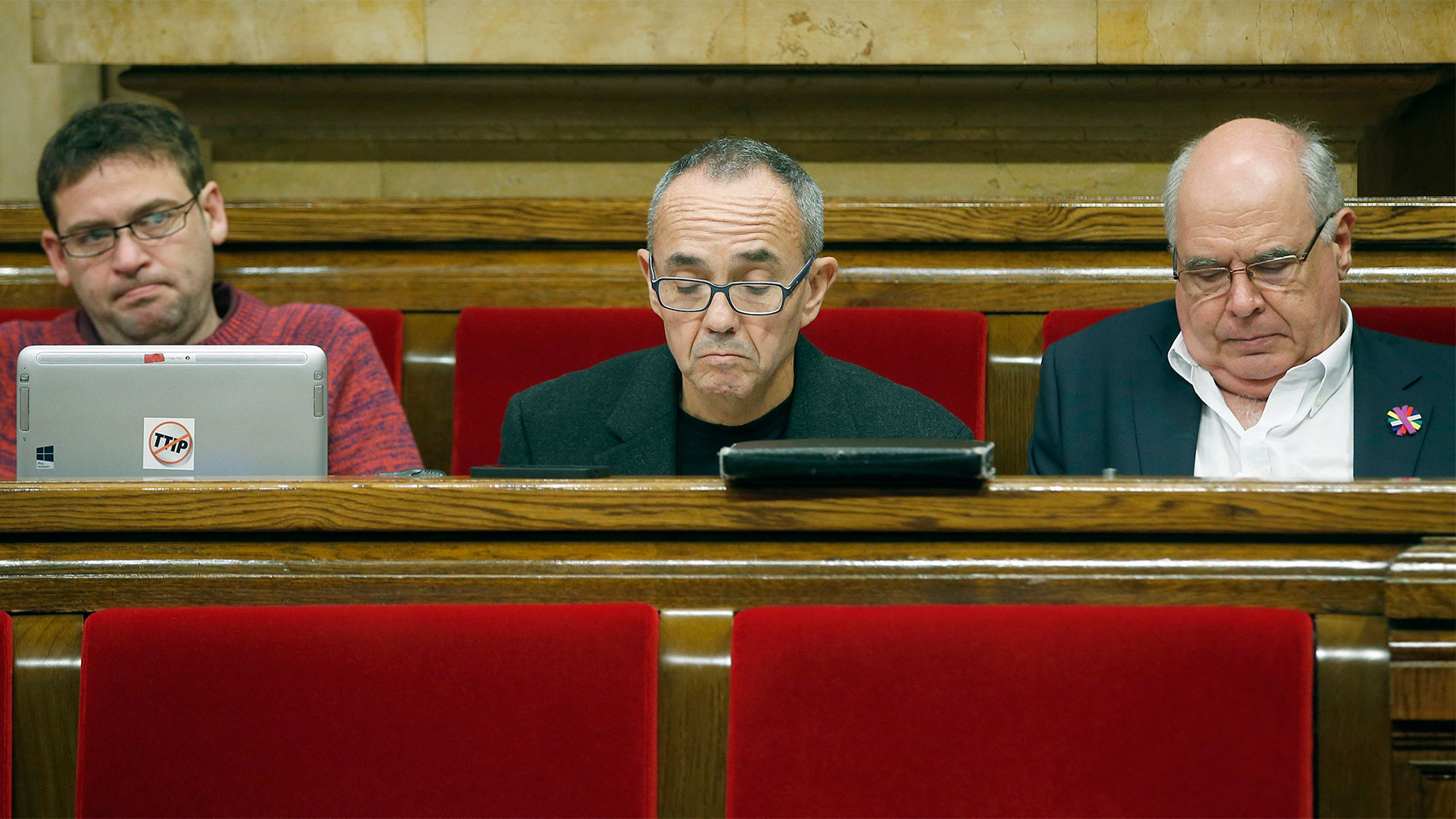 Los diputados Joan Coscubiela, Lluis Rabell, y Albano Dante  en sus escaños.