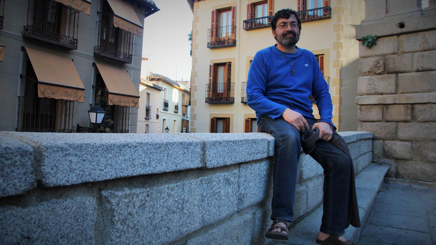 Gerardo López posa en las inmediaciones de la catedral de Toledo.