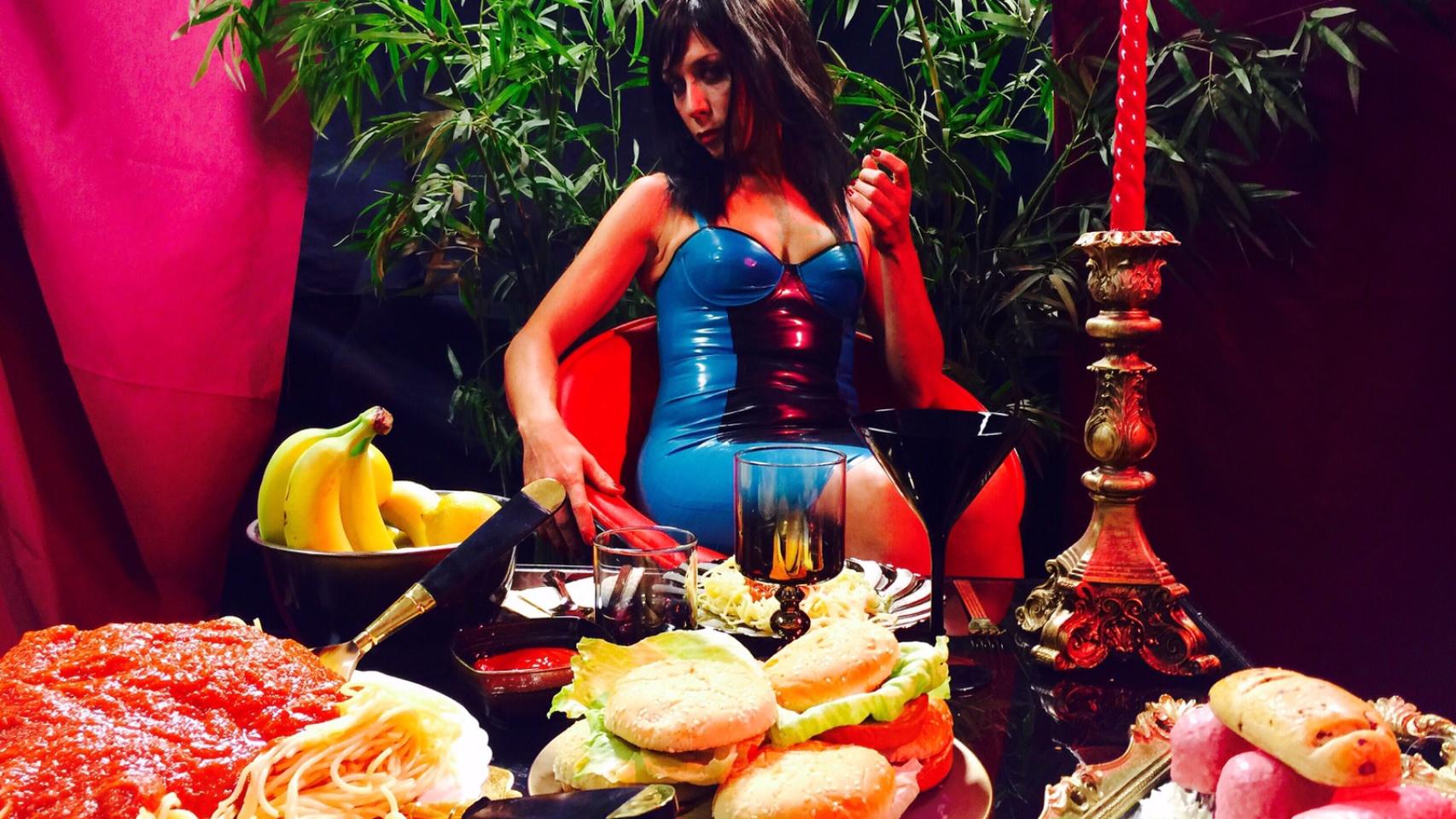 La actriz Eva Isanta en el rodaje de 'For Us', el nuevo videoclip de Aldo Comas.