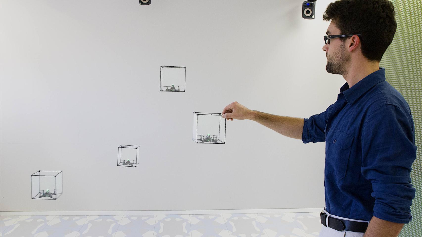 Los drones reaccionan y 'obedecen' al hombre mientras flotan.