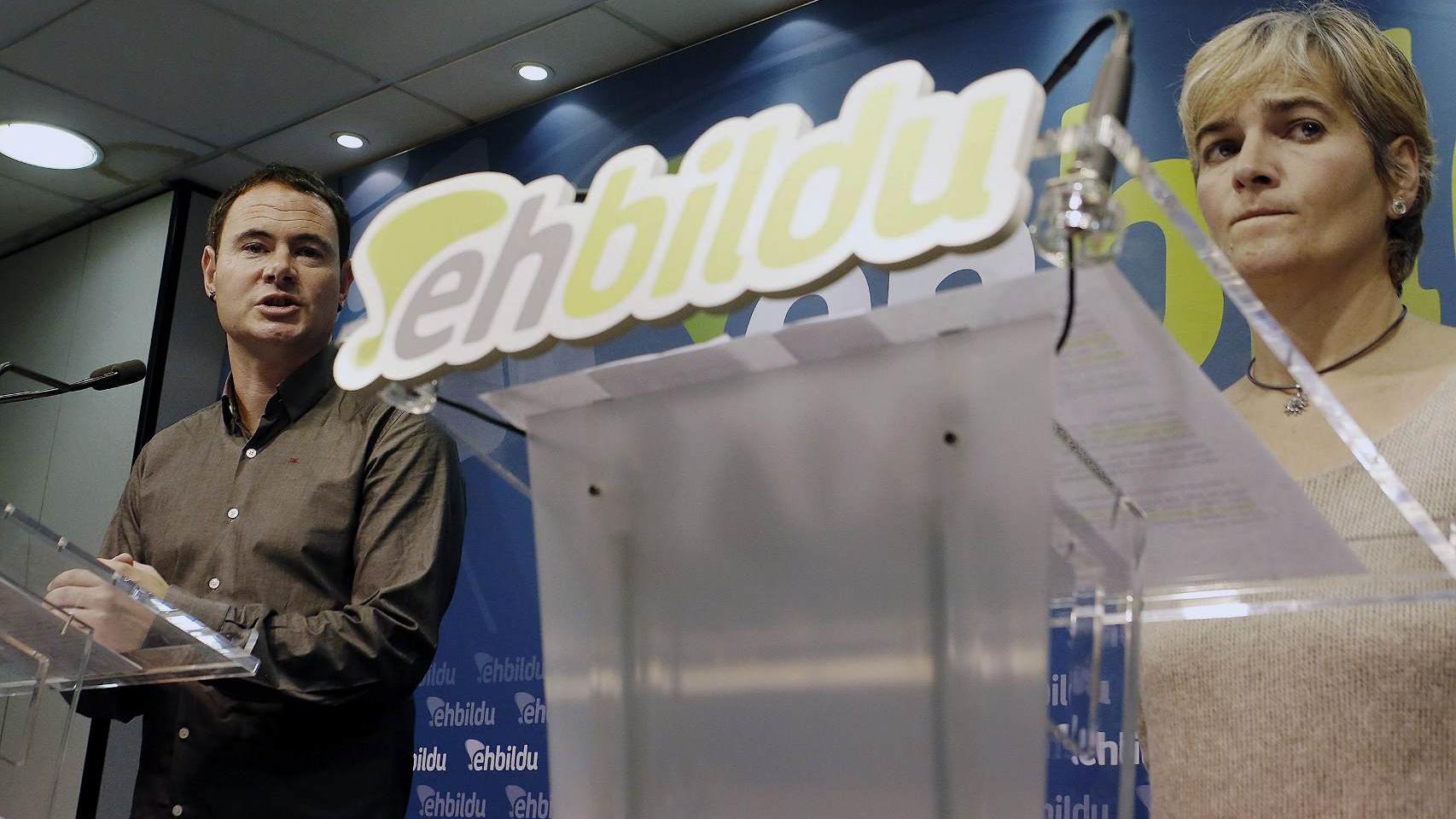 Los parlamentarios de EH Bildu Hasier Arraiz y Rebeka Ubera presentan su declaración para el Día de la Memoria