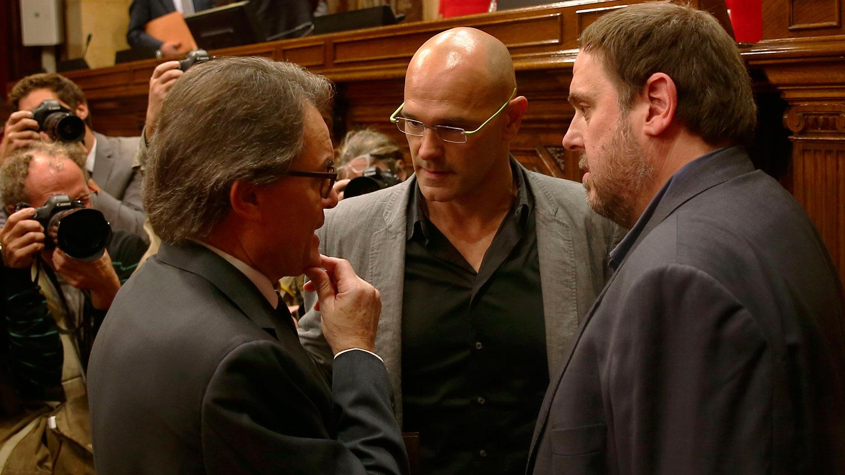 Artur Mas, Raül Romeva y Oriol Junqueras charlan en el hemiciclo