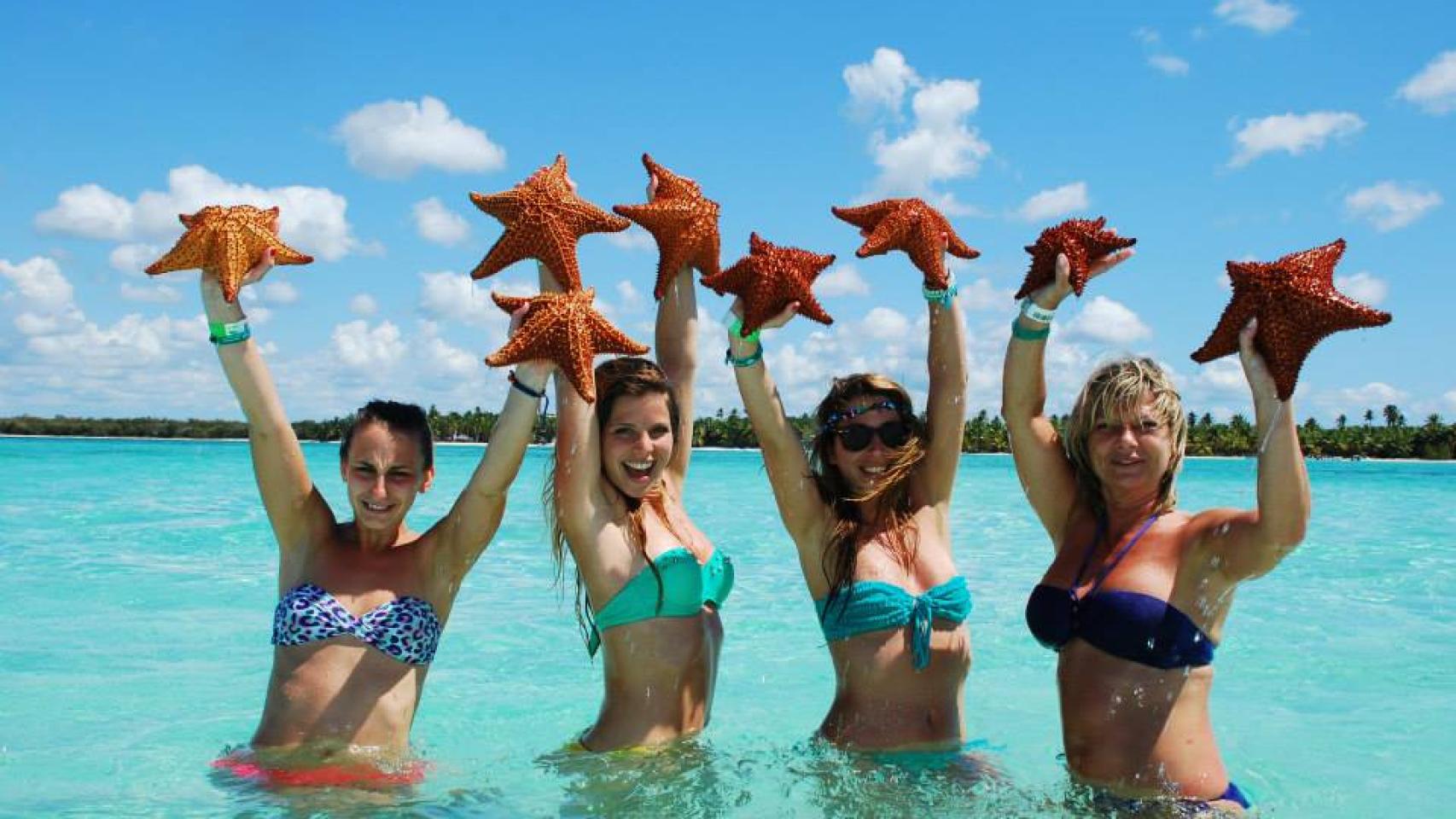 Núria Tomás (segunda por la izquierda) con su madre y primas en Punta Cana