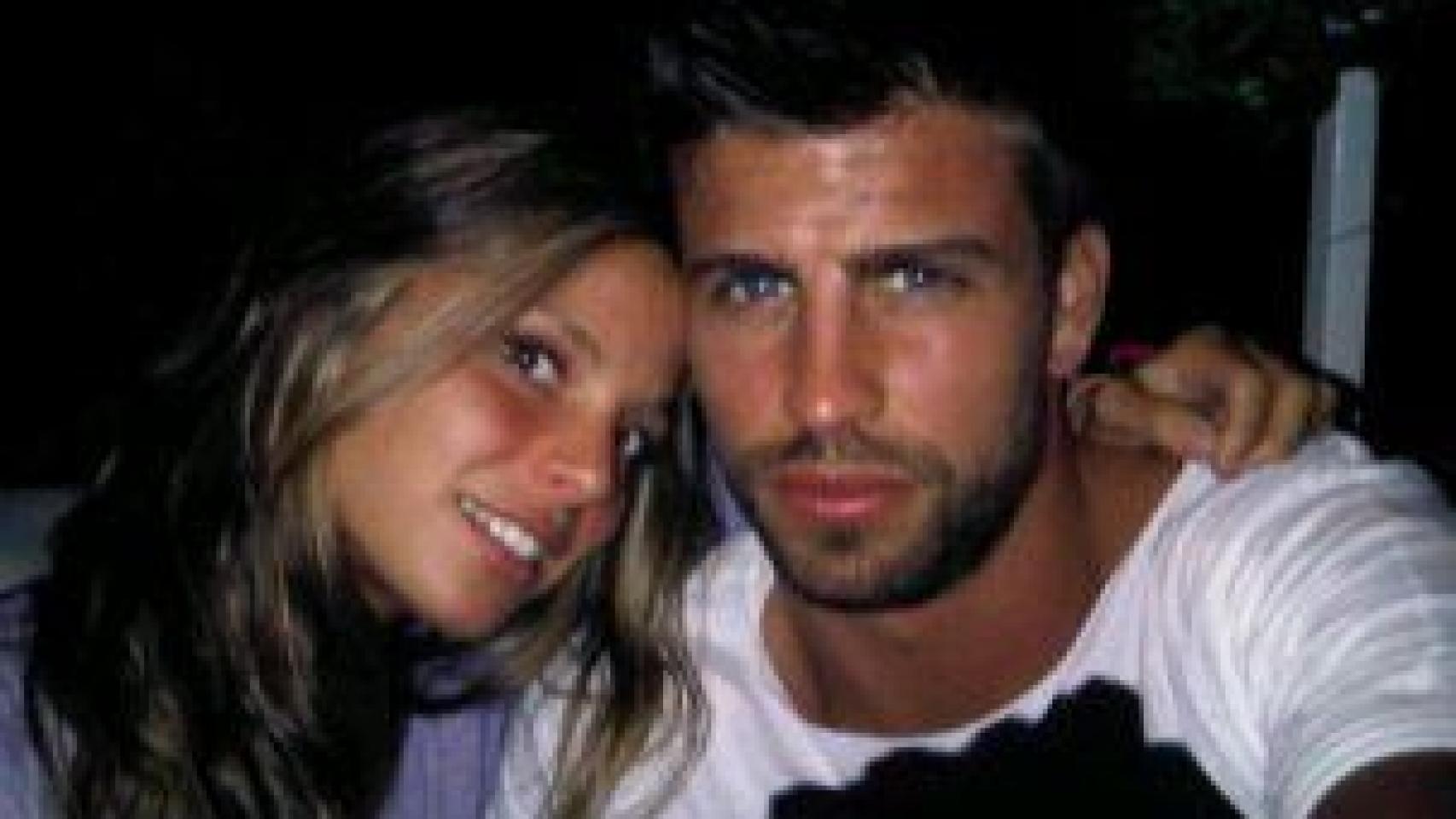 Una jovencísima Núria Tomás posa con Gerard Piqué
