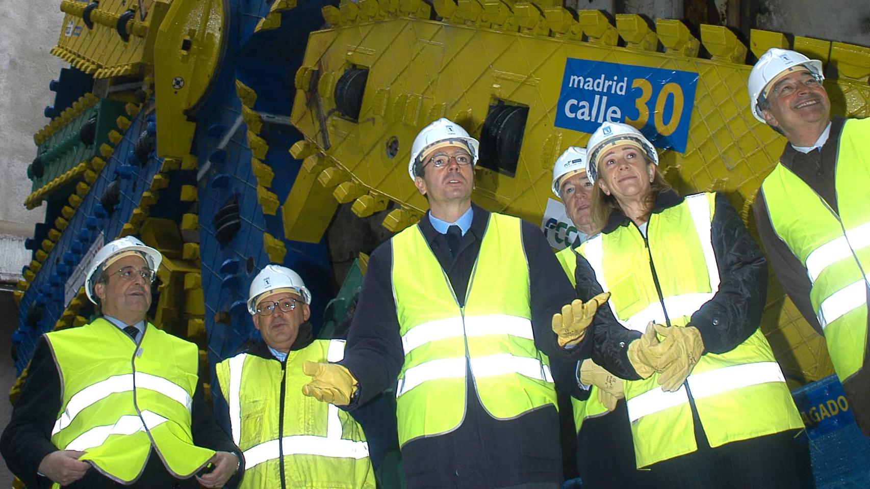 Ruiz-Gallardón (centro) y Florentino Pérez (a la izq), junto a la tuneladora Tizona.