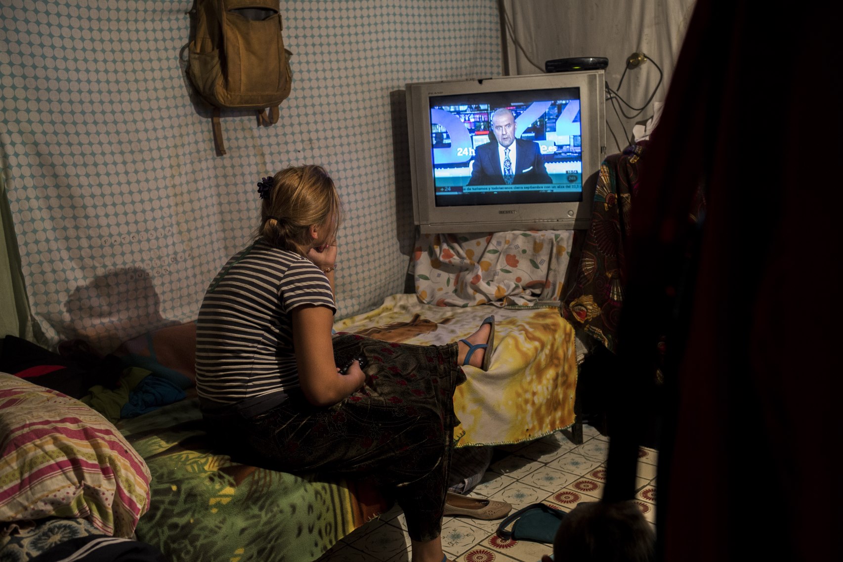Bianca, de 13 años, hermana de Valica, viendo el telediario