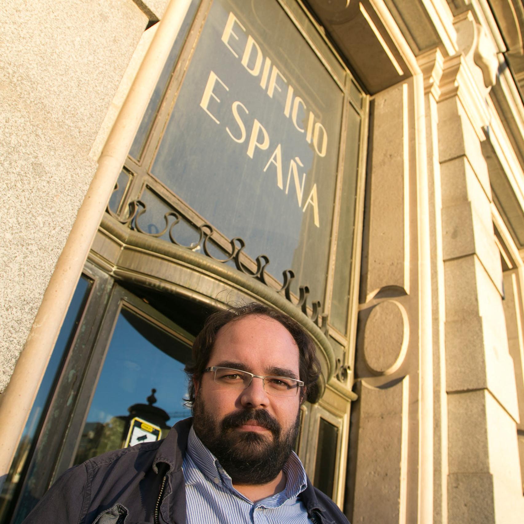 Villalobos en la puerta principal del Edificio España.