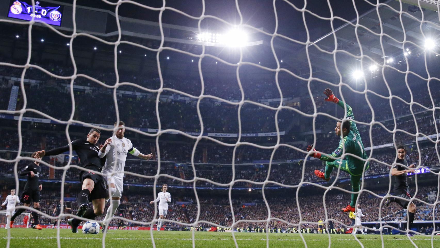 Ibrahimovic intenta rematar frente a Keylor Navas.