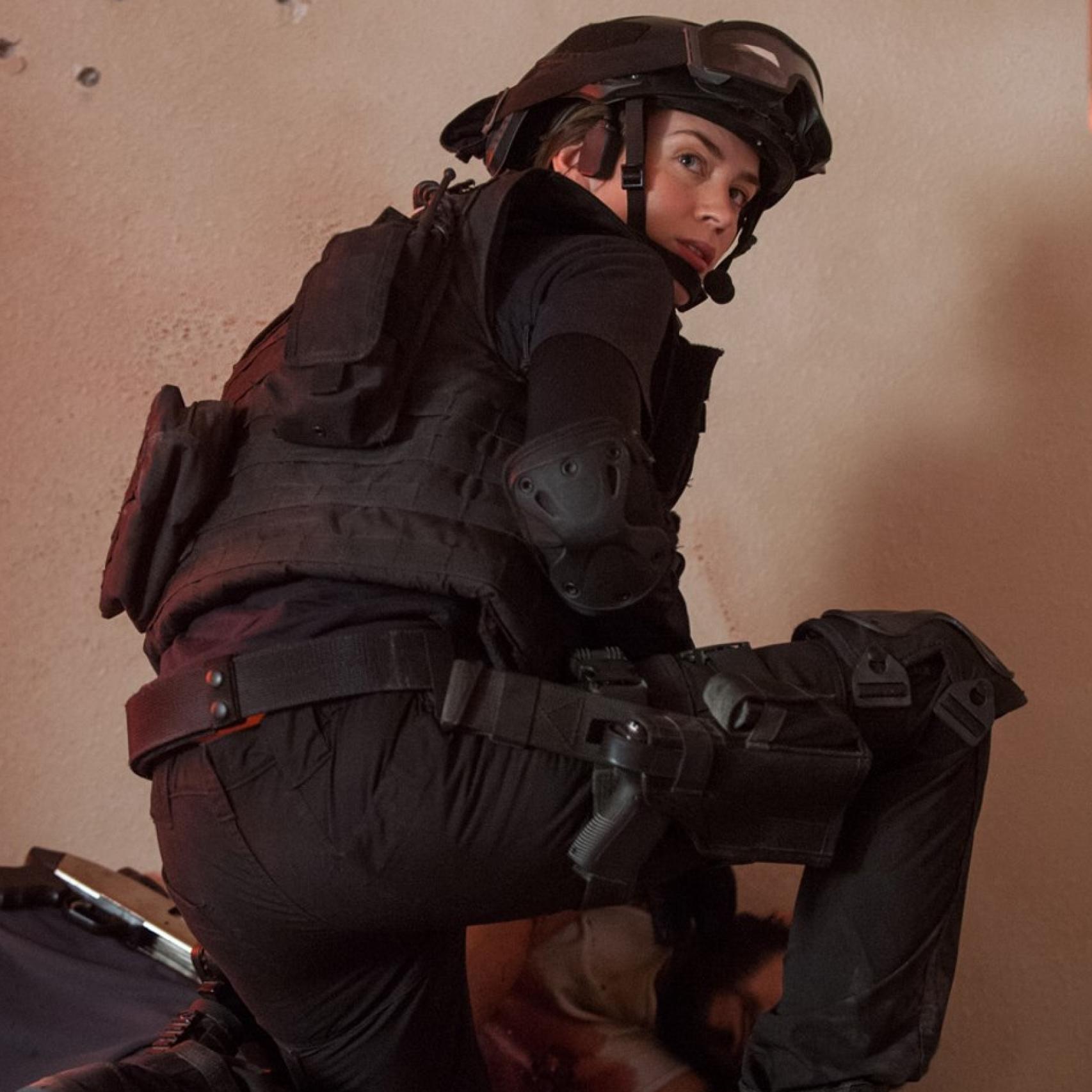 Emily Blunt es la agente Kate Macy.