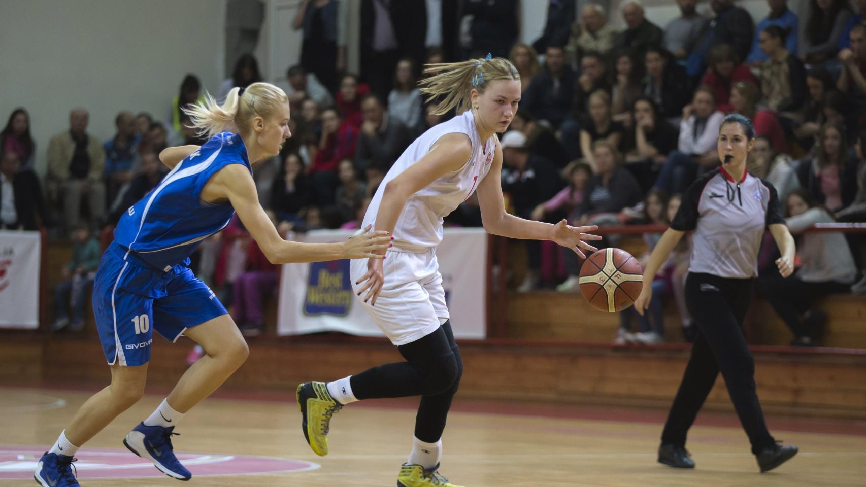 Natasa Kovacevic (de blanco), durante el Estrella Roja-Student Nis.