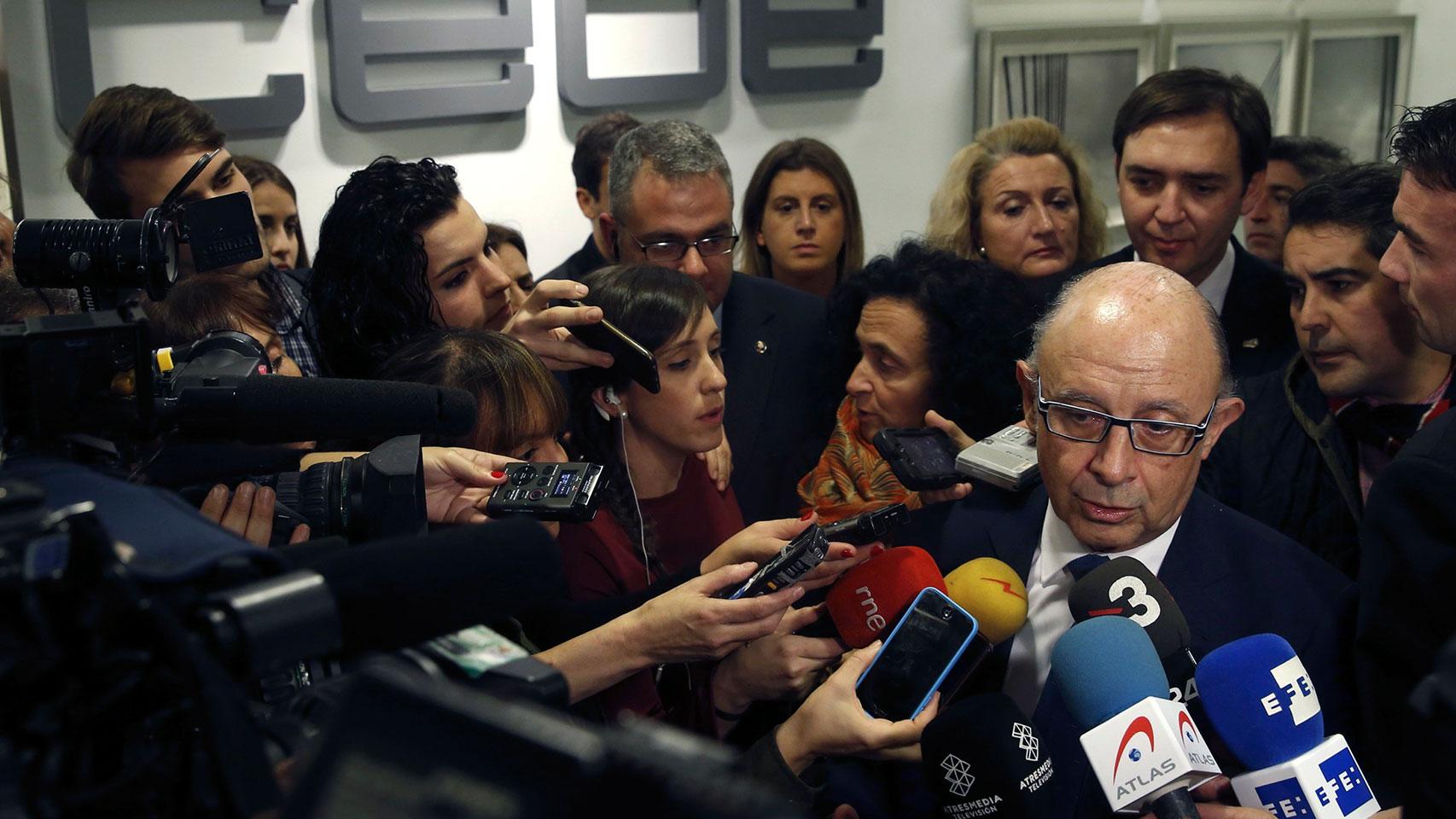 Montoro atiende a la prensa a su llegada a la CEAJE.