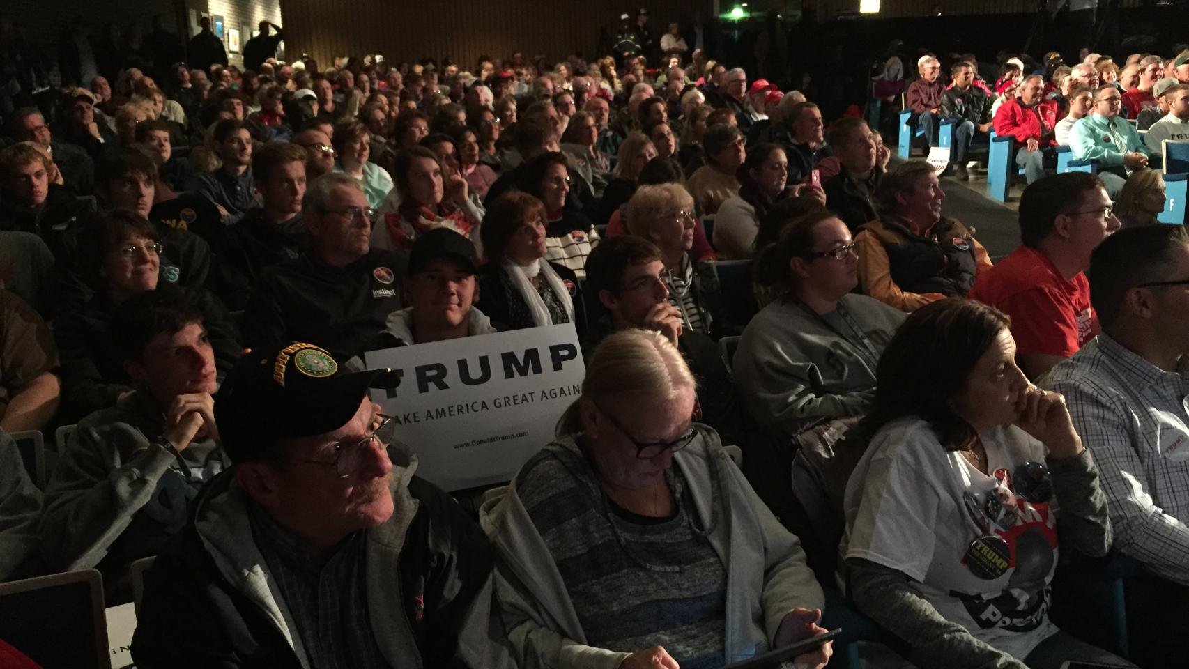 Los asistentes al mitin son una mayoría blanca, igual que en el propio estado.