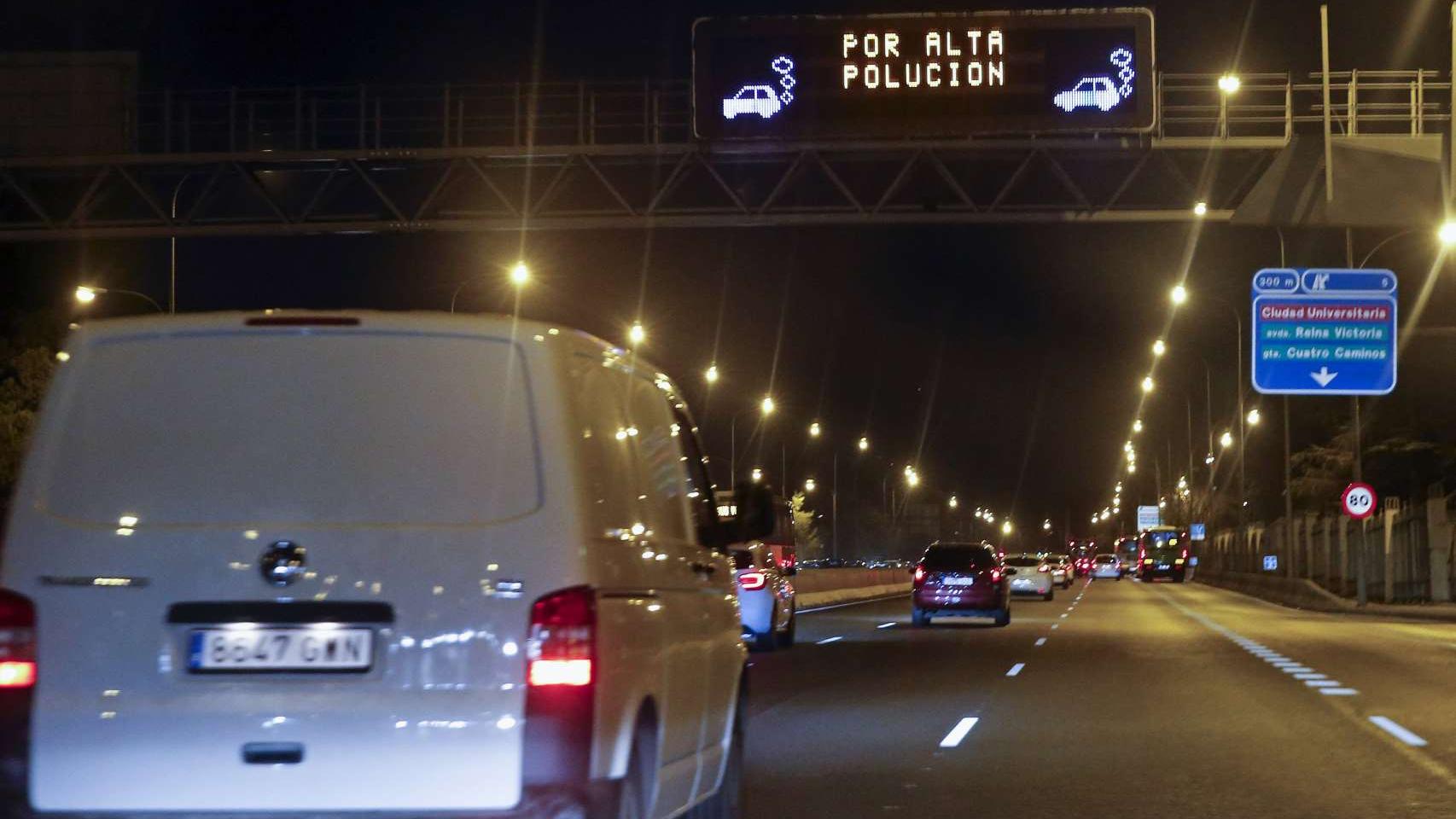 Los luminosos de la M-30 informan de la nueva limitación de velocidad por la alta contaminación