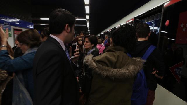 Viajeros entran y salen en la estación de Gregorio Marañón este viernes a las 9:20 de la mañana