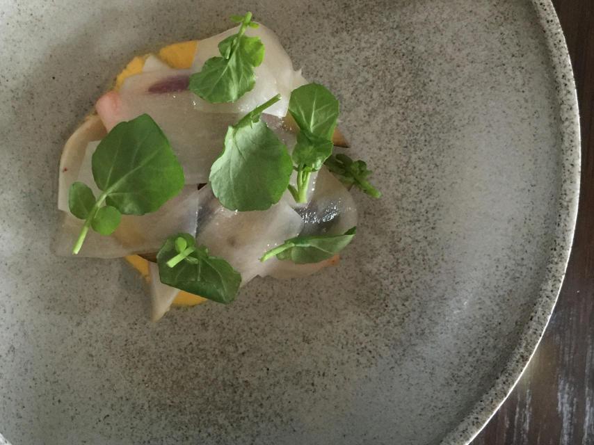 Calamar, rábano amargo, yema de huevo y ciruelas.