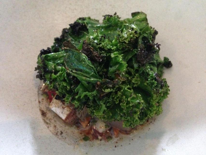 Caballa asada, almendra, col rizada quemada y aceite picante.