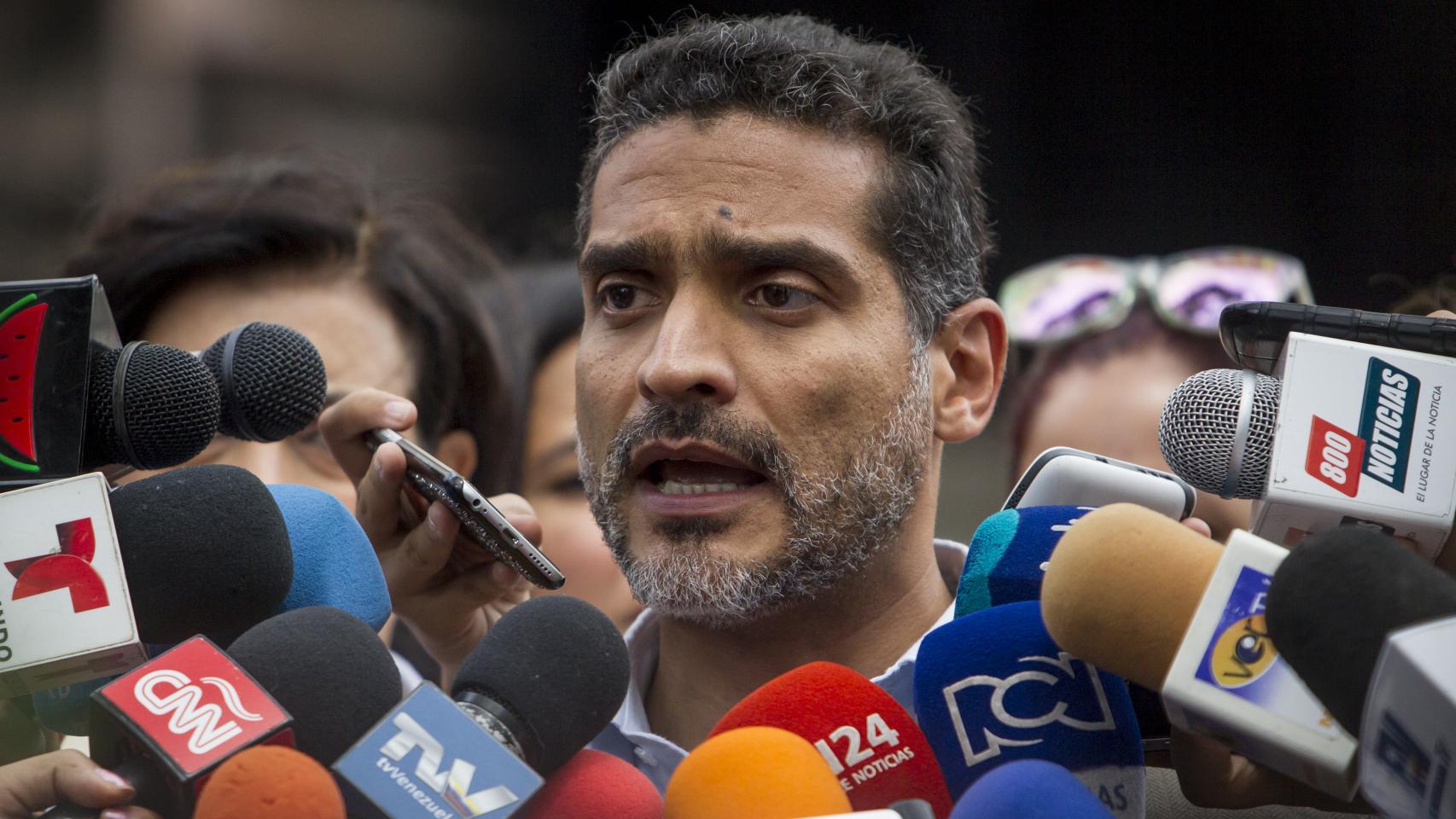 El abogado debe dejar que revisen su cuaderno en las sesiones con su cliente.