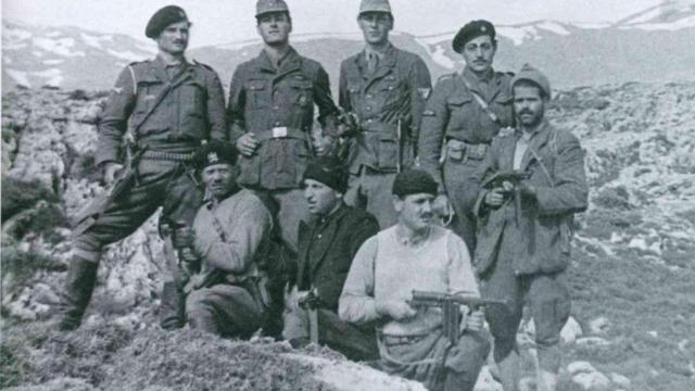 Leigh Fermor y Moss, como cabos alemanes, con el resto del comando