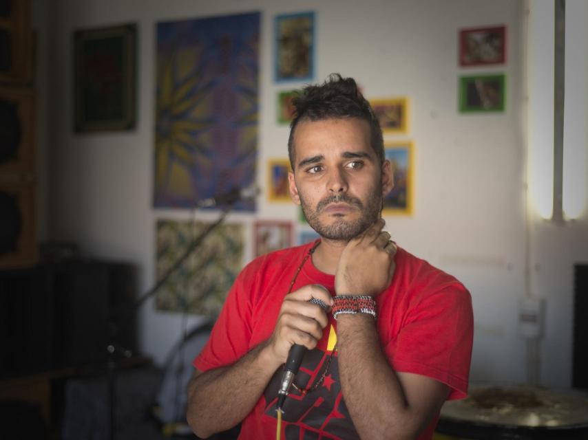 Luaty Beirão, junto al micrófono.