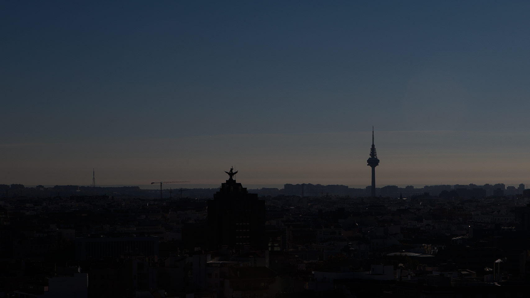El Pirulí, rodeado de contaminación.