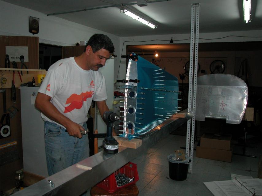 Gordillo monta el avión.