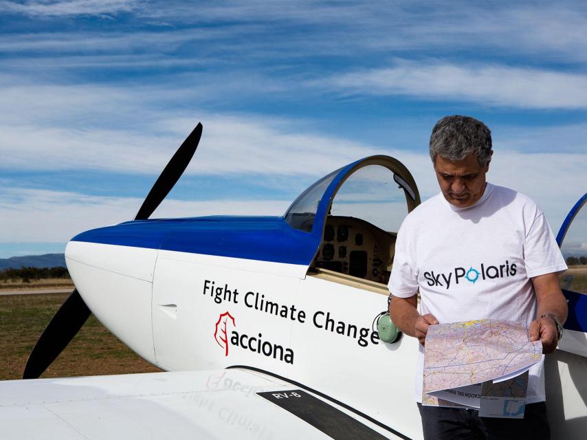 Gordillo junto a su avión.