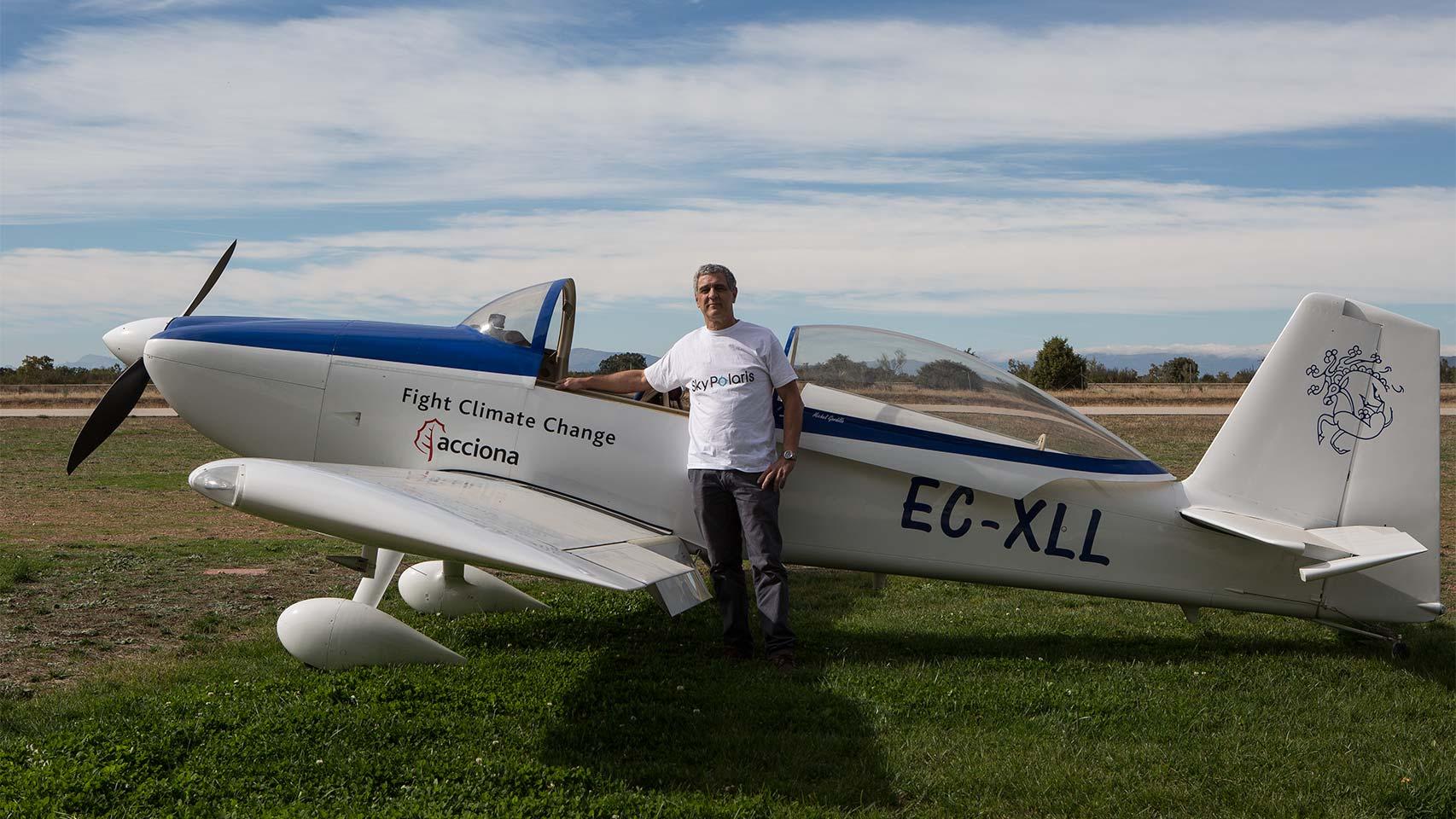 Gordillo con su avión.