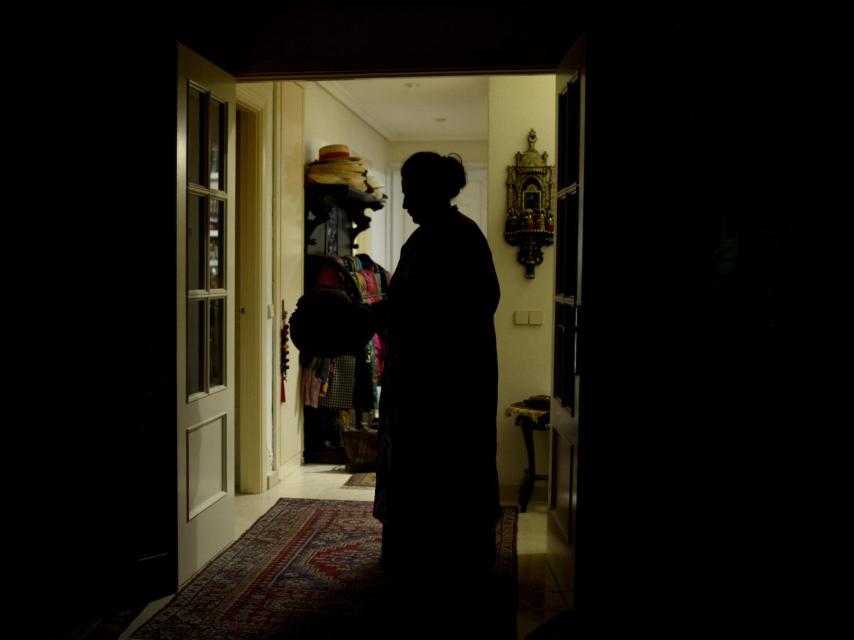 Dolores E. en su domicilio a las afueras de Madrid.