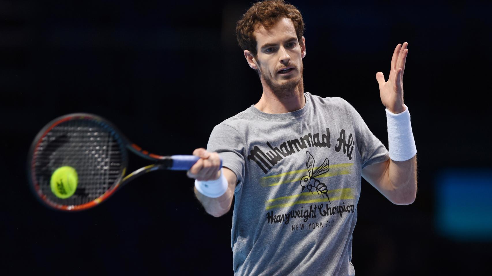 Andy Murray devuelve una pelota durante un entrenamiento en el O2 de Londres.