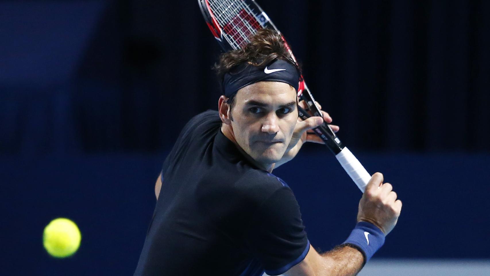 Roger Federer devuelve una pelota a Rafa Nadal durante la final de Basilea.