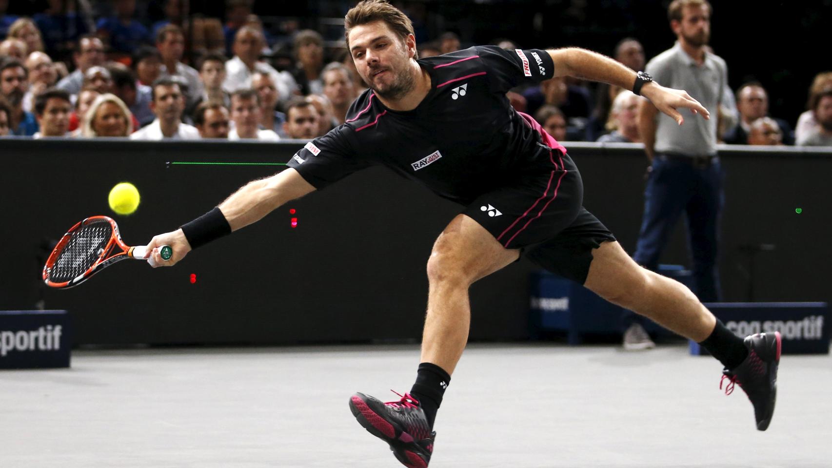 Stan Wawrinka devuelve la pelota a Djokovic durante las semifinales de París.