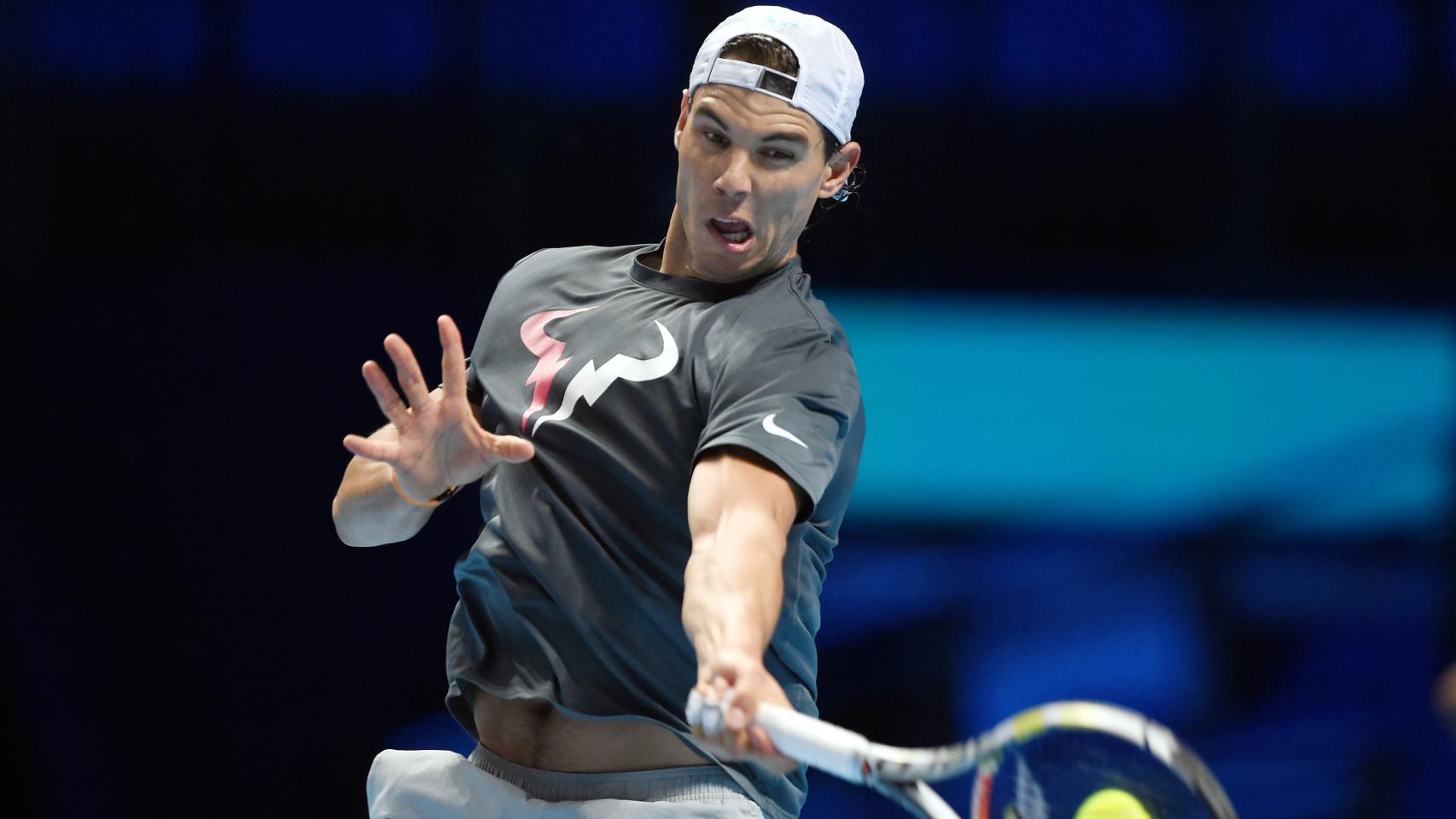 Rafa Nadal entrena en el O2 londinense antes de la Copa de Maestros.