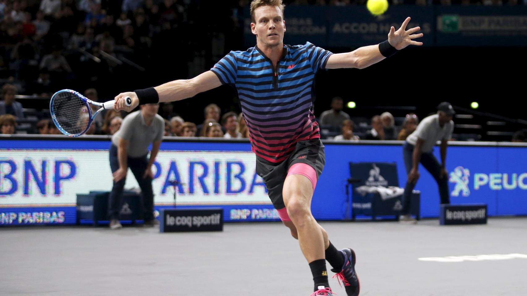 Berdych devuelve la pelota a Djokovic durante los cuartos de final de París.