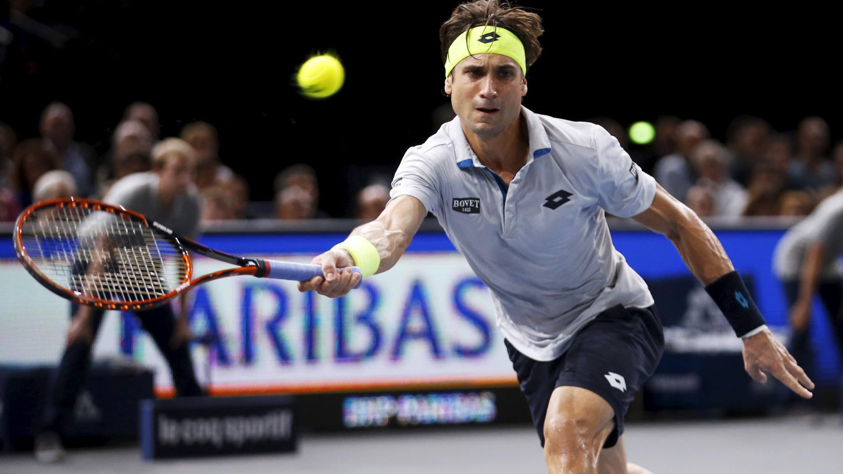 David Ferrer devuelve la bola a Andy Murray durante las semifinales de París.