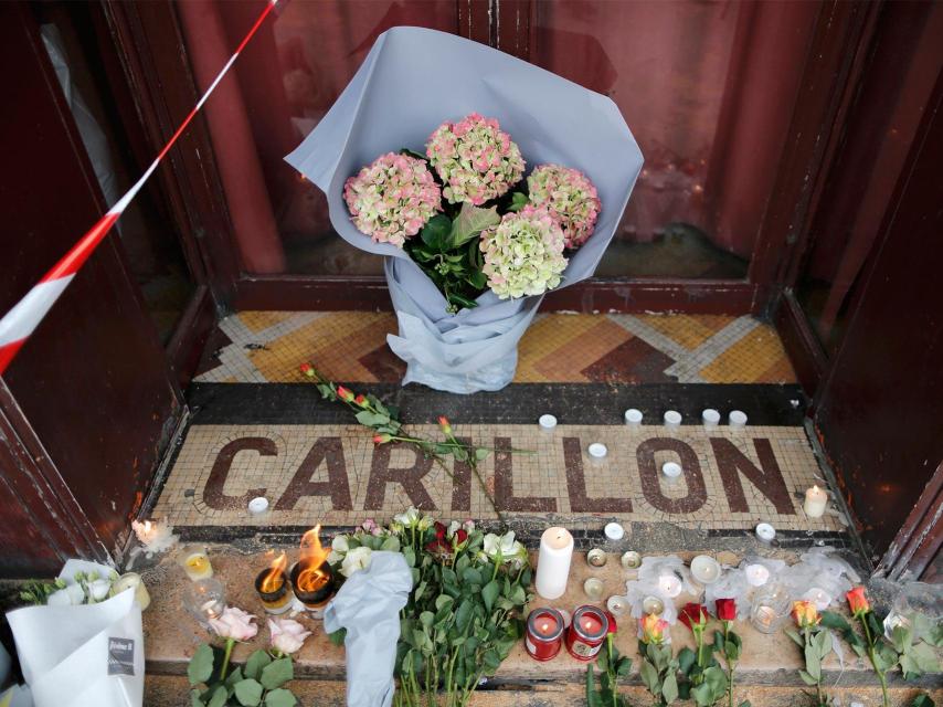 Flores a las puertas del restaurante atacado