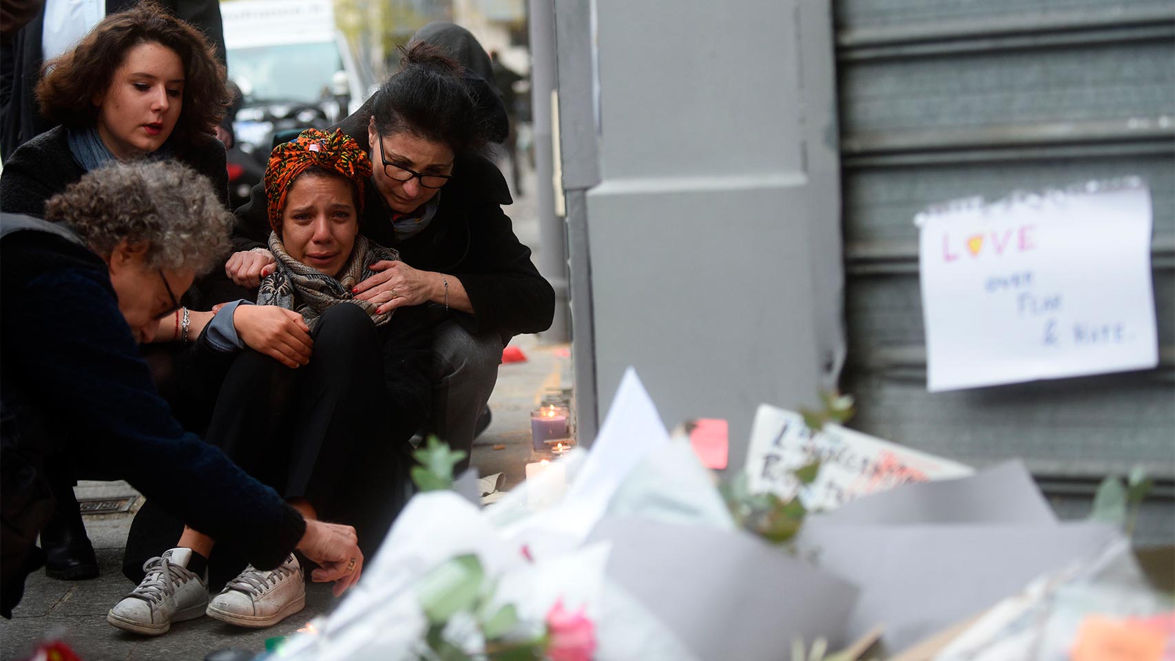Una joven llora a las puertas del Petit Cambodge.