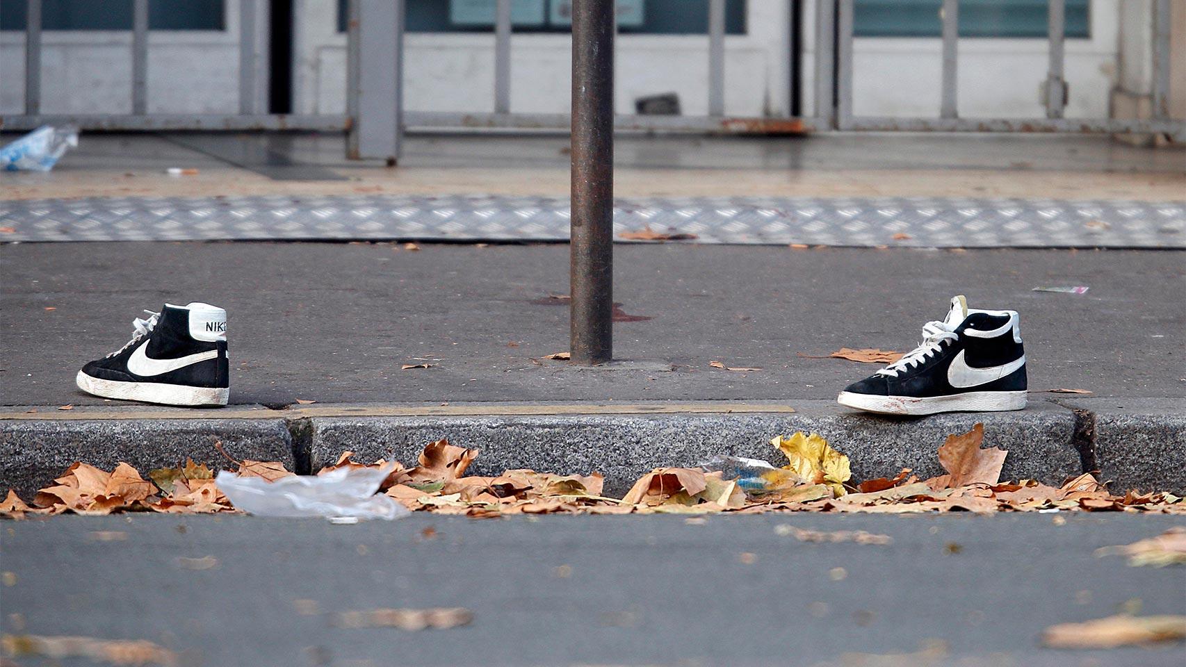 Las zapatillas de una de las víctimas yacen a las puertas de la sala Bataclan.