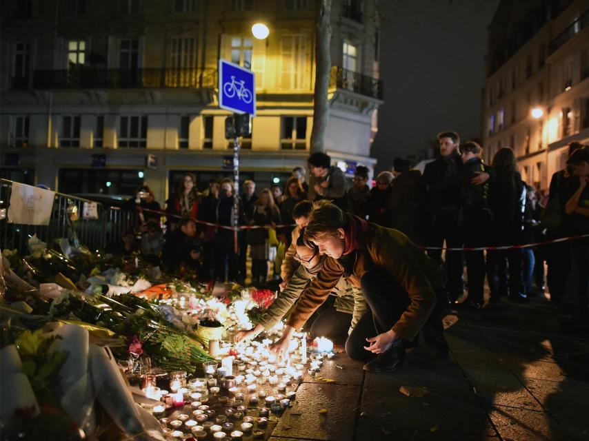 Muestra de dolor, frente a Bataclan.