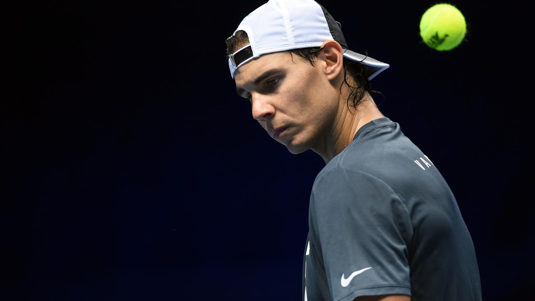 Rafa Nadal en actitud pensativa durante un entrenamiento en el O2 de Londres.