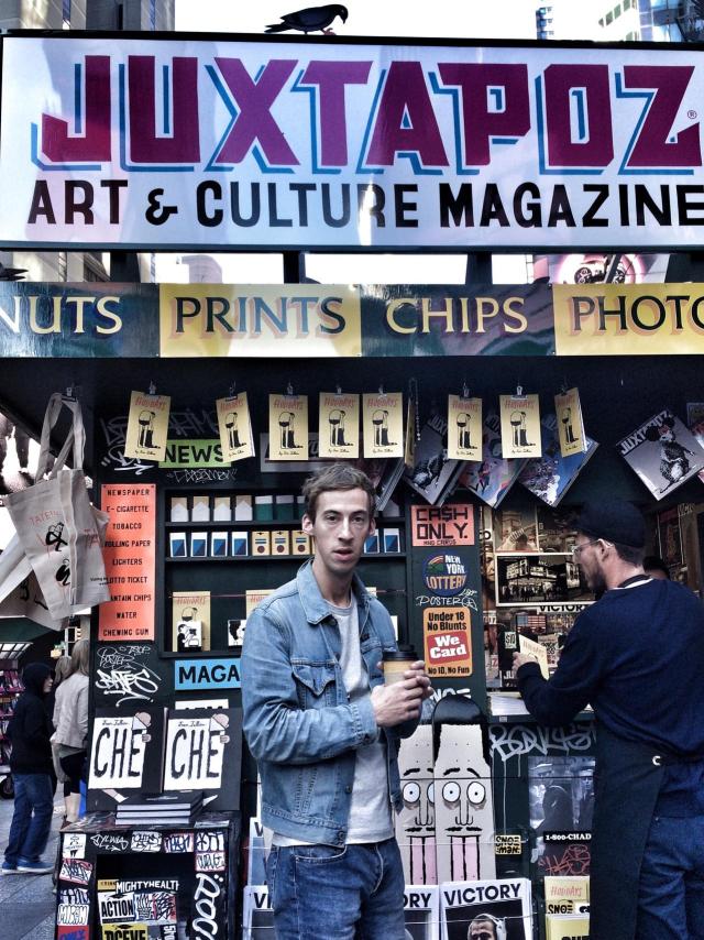 Jullien en un quiosco de Times Square, junto a sus libros.