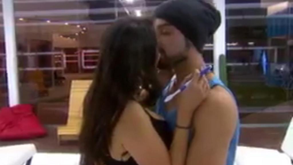 Rossana y Vera se besan en la cocina de la casa de 'Big Brother México'