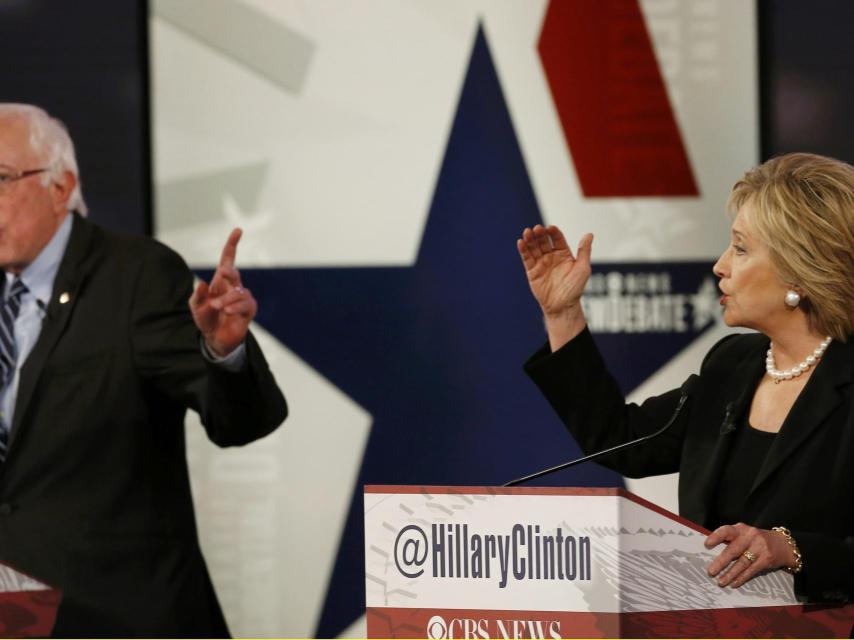 Hillary Clinton, debatiendo con el senador Bernie Sanders