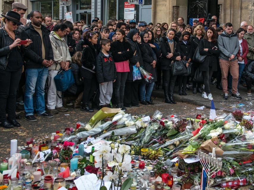 Minuto de silencio frente a la sala Betaclan.