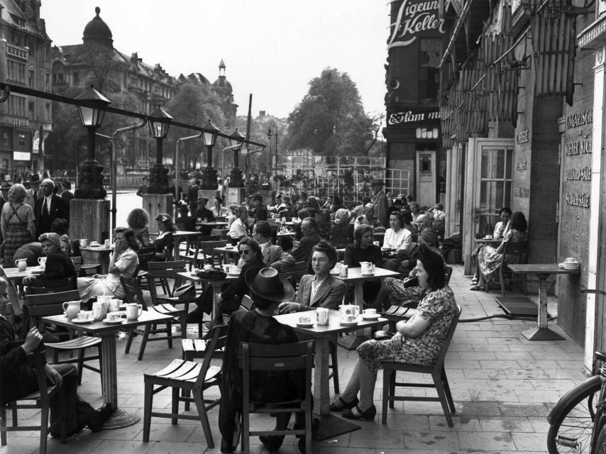 Un café de Berlín, en julio de 1945.